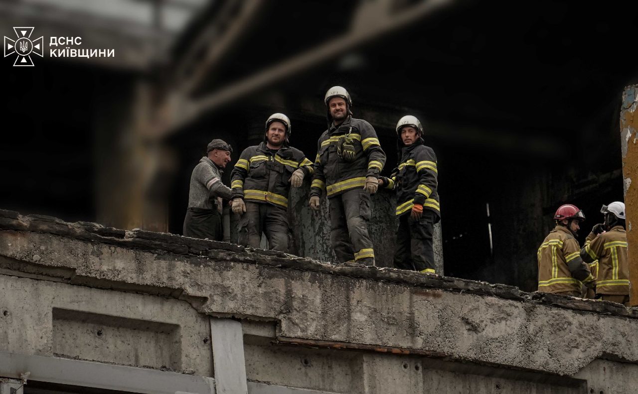 Ліквідація наслідків російської атаки на Київщині. Фото: ДСНС Київщини
