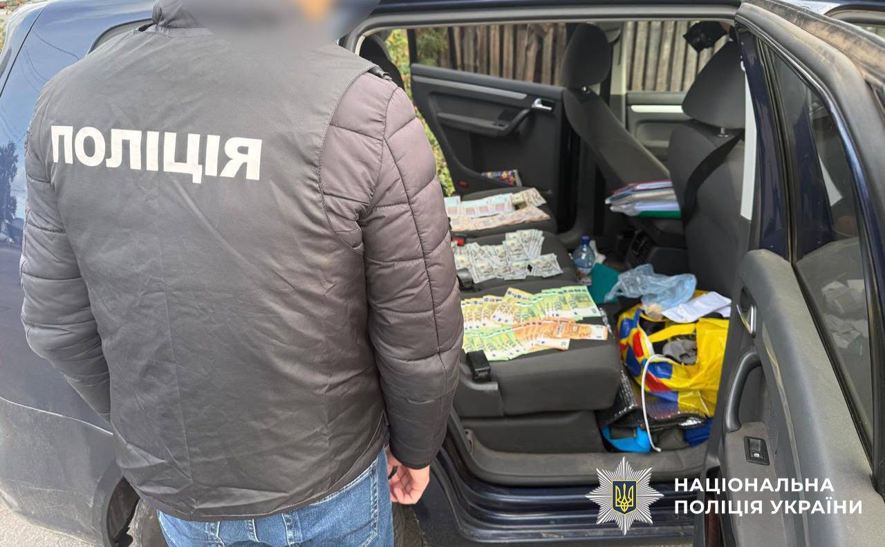 Поліцейський біля автівки підозрюваного. Фото: Національна поліція України