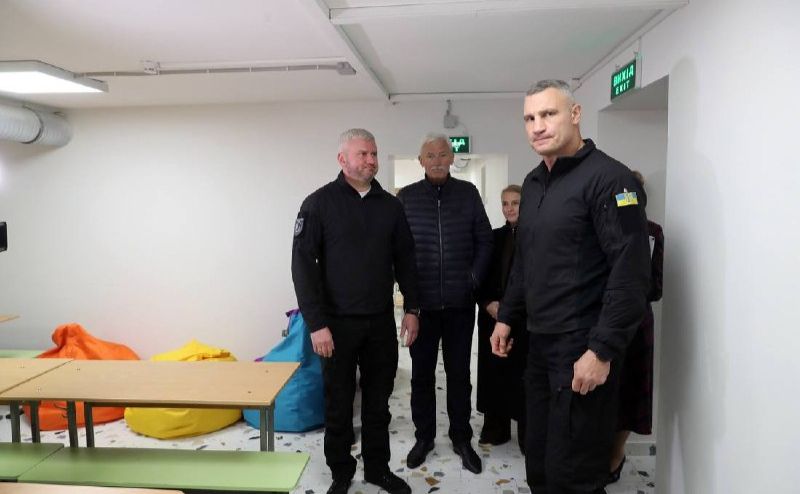 Віталій Кличко в укритті в одній зі школи Солом’янського району. Фото: пресслужба мера