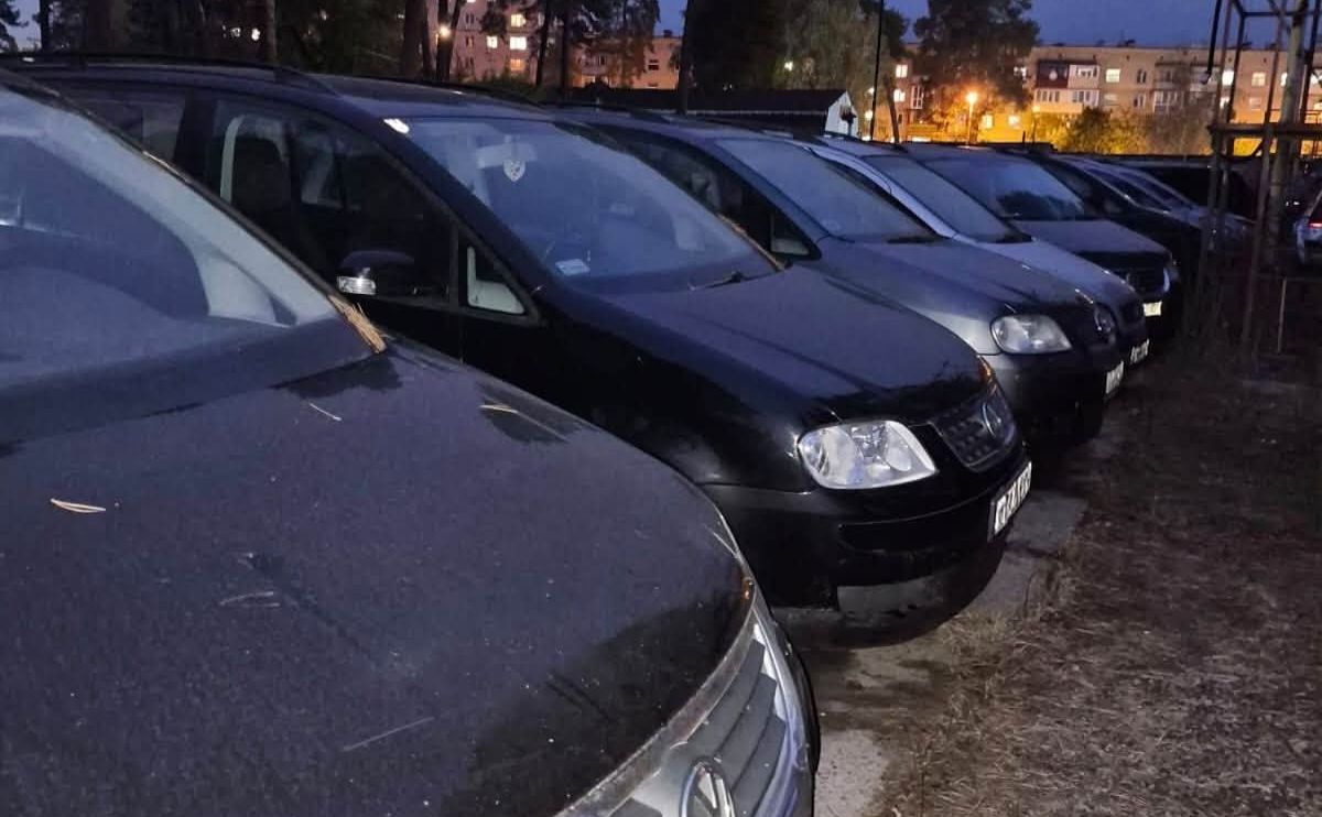 До продажу машини тримали на ділянці, що належить Міноборони, взятій у оренду. Фото: Державна митна служба