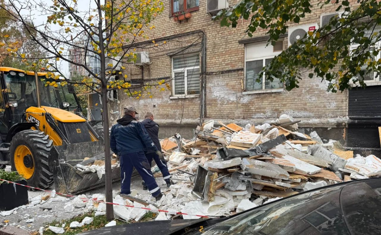 Демонтаж прибудови на Антоновича. Фото: КП «Київблагоустрій»
