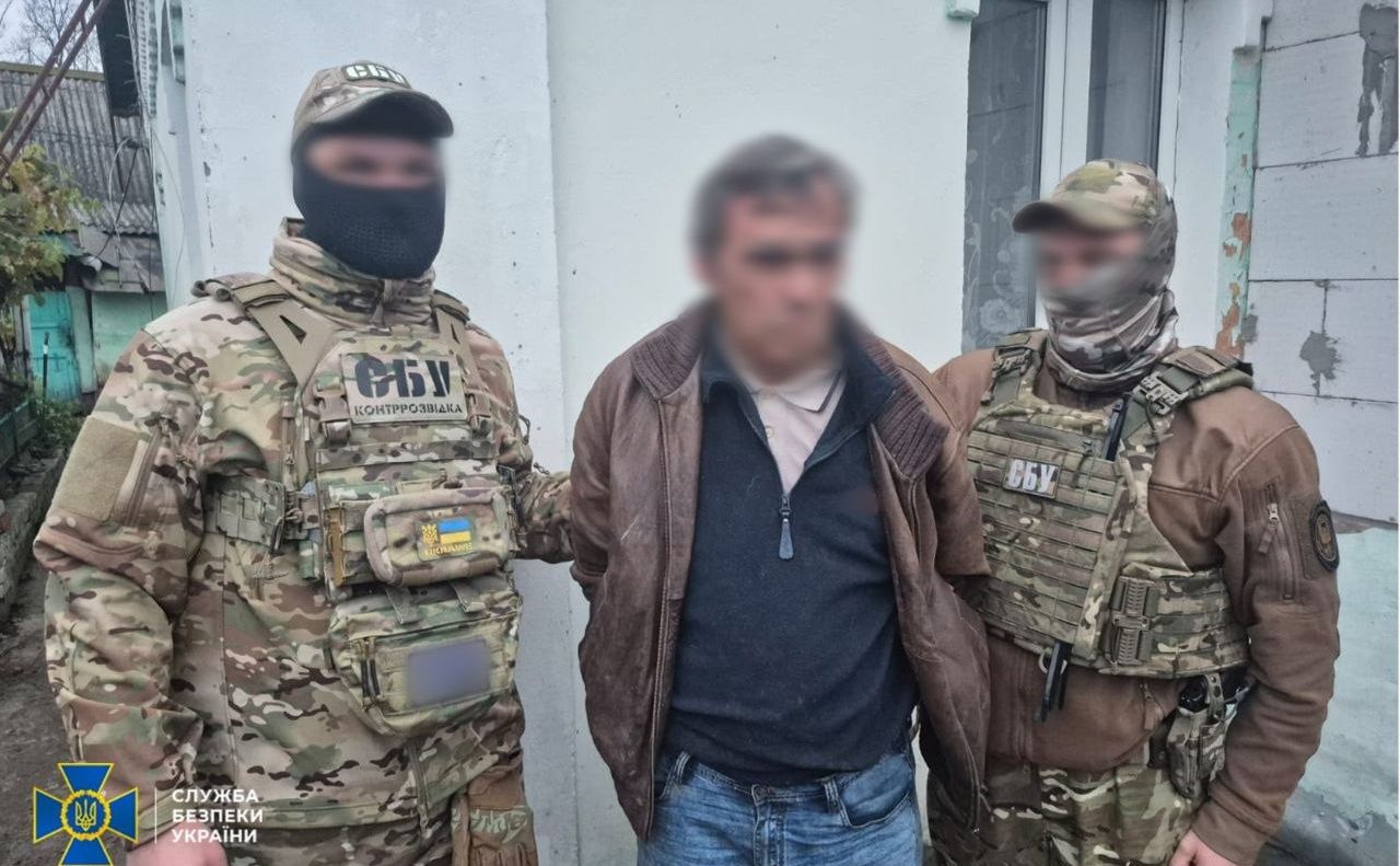 Також російський агент відстежував розташування ремонтних баз Сил оборони. Фото: СБУ