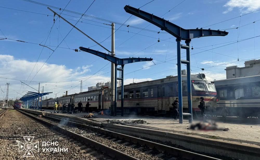 Російський дрон поцілив у платформу між 10 та 11 коліями