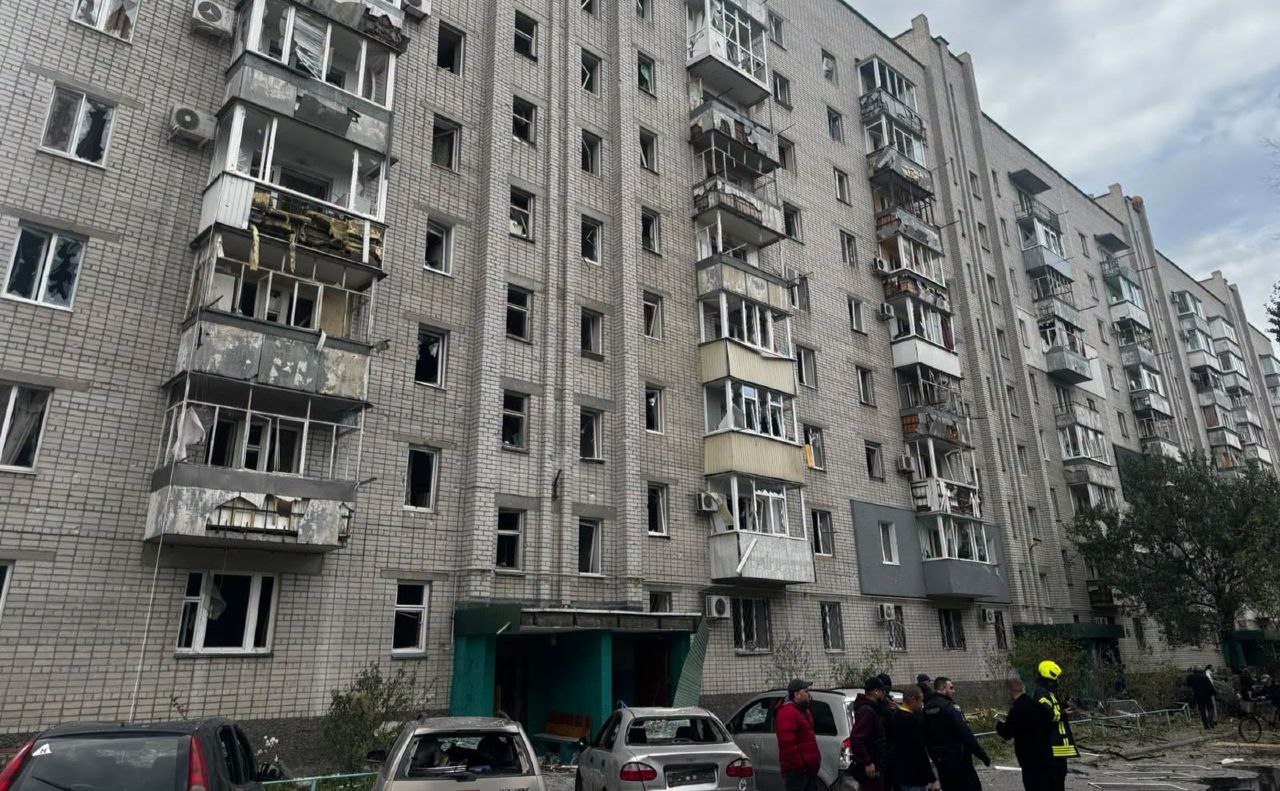 Наслідки ворожого удару по Кременчуку. Фото: ДСНС Полтавщини