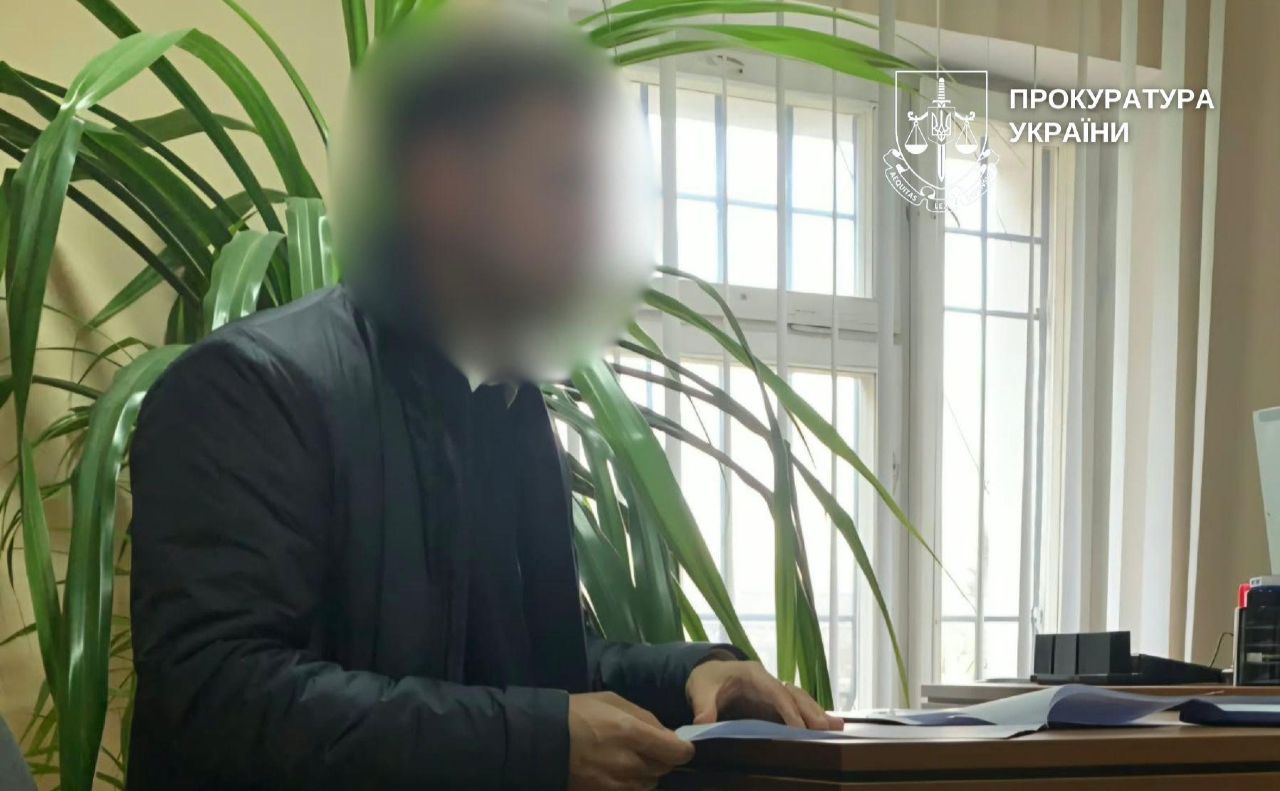 Підозрювана посадова особа під час слідчих дій. Фото: Прокуратура України